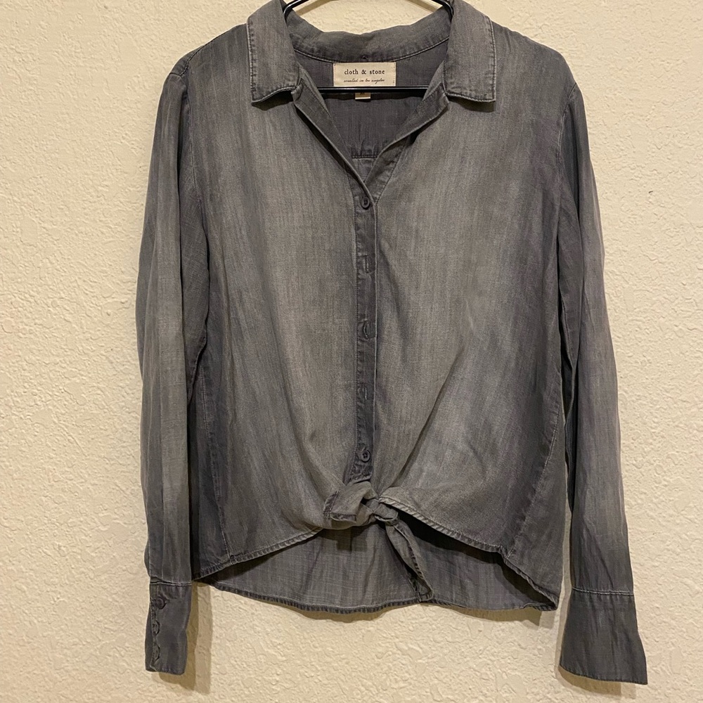 Cloth and Stone women’s button up front tie gray top. Size medium